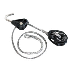 Optimistin spiiran nostin 2 Harken plokilla